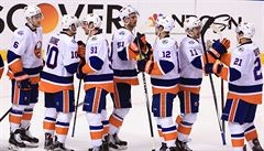 Hokejisté NY Islanders se radují z výhry.