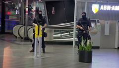 Podle oitých svdk policisté uzaveli pístup do letitního obchodního centra.