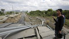 Při zemětřesení se zřítil most. | na serveru Lidovky.cz | aktuální zprávy