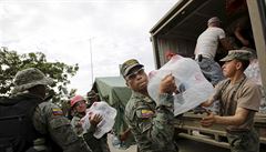 Vojáci piváejí humanitární pomoc do postiených oblastí.