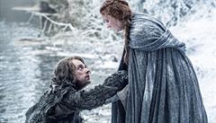 Na útku. Theon Greyjoy (Alfie Allen) a Sansa Stark (Sophie Turnerová). Hra o...