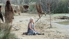 Místo trnu pouta. Zachrání Daenerys (Emilia Clarkeová) její draci? Hra o trny...