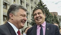Úsmv z minulosti? Ukrajinský prezident Poroenko (vlevo) uvádl Michaila...