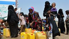 Válka v Jemenu. Na snímku fronta na pitnou vodu v chudinské tvrti msta...
