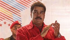 Venezuelský prezident Maduro tleská bhem schzky s dlníky v Caracasu.