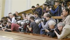 Novinái v budov ukrajinského parlamentu.