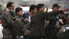 Afghántí vojáci penáejí svého zranného kolegu k lékaskému oetení.
