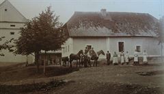 Hospodáství rodiny Mastných v Úboi (cca 1910) - na koni otec Josef Mastný