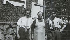 Jan Mastný s bratrem Vojtou a matkou na rodinném hospodáství (1947)