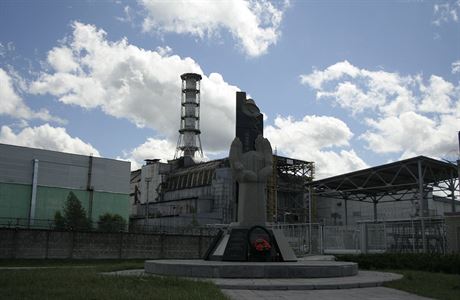 Detailn zbr na pamtnk ped 4. reaktorem ernobylsk elektrrny