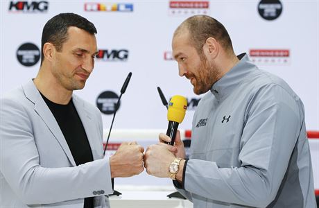 Vladimir Kliko a Tyson Fury na poslední tiskové konferenci v Nmecku.