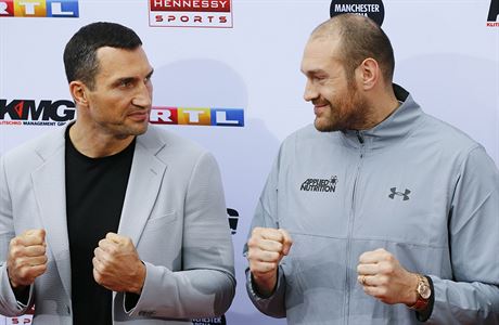 Tyson Fury (vpravo) a Vladimir Kliko museli odvetu odloit.