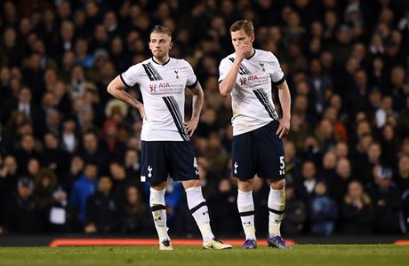 Toby Alderweireld a Jan Vertonghen z Tottenhamu smutní po obdreném gólu