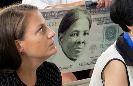 ena dr nvrh dvacetidolarov bankovky s Harriet Tubmanovou.