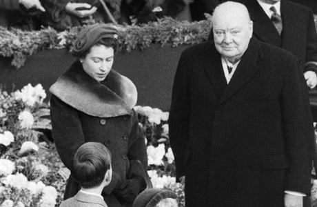 V roce 1954 s Winstonem Churchillem a svými potomky Charlesem a Anne.
