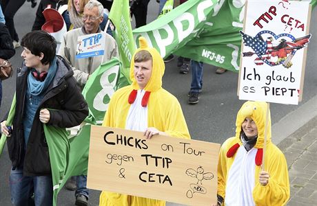 Demonstranti v pevleku za kuata demonstruj proti TTIP