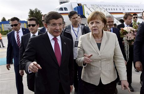 Nmecká kancléka Angela Merkelová a turecký premiér Ahmet Davutoglu