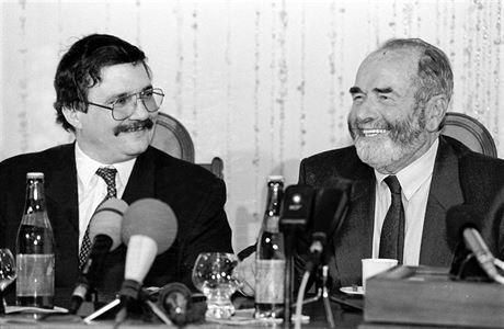 Pavel Tigrid (vpravo) s Josefem Luxem, prvn tiskov konference po jmenovn...