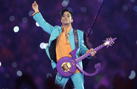 Prince bhem vystoupen na Superbowlu v roce 2007.