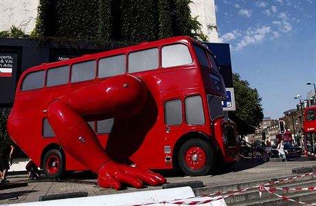 Kontroverzn vtvarnk David ern vyrobil z londnskho autobusu mechanickou...