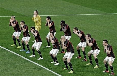 Fotbalisté AC Milán tancují haku jako souást reklamy na Niveu.