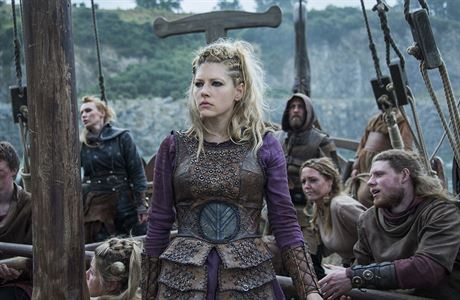 Jedna z hlavních postav seriálu: Lagertha (Katheryn Winnicková). Do boje vede...