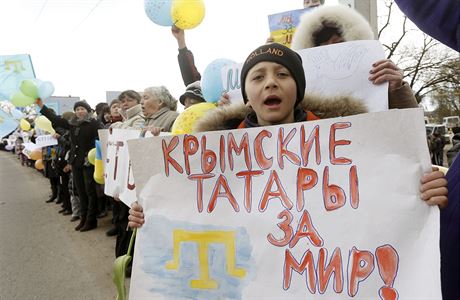 Krymtí Tatai za mír! Proukrajinská demonstrace na Krymu (archivní snímek z...