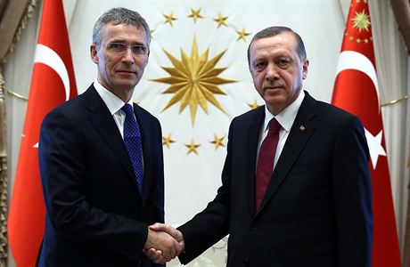 Generln tajemnk NATO Jens Stoltenberg (vlevo) ruku v ruce s tureckm...