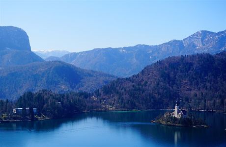 Pohled na jezero z hradnch hradeb.