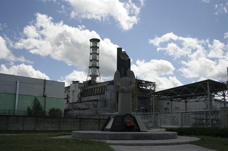 Detailní zábr na památník ped 4. reaktorem ernobylské elektrárny