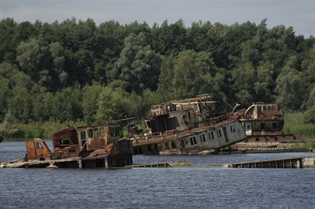 Torza nákladních lodí v pístavu ernobyl. k nim je vstup zakázán