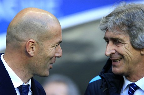Kouč Realu Madrid Zinedine Zidane a manažer Manchesteru City Manuel Pellegrini.