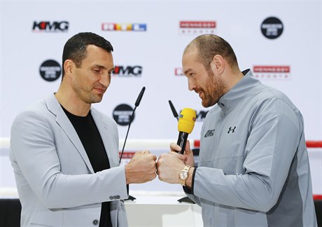 Vladimir Kliko a Tyson Fury na poslední tiskové konferenci v Nmecku.
