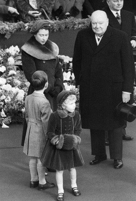 Winston Churchill s královnou Albtou II. v roce 1954.