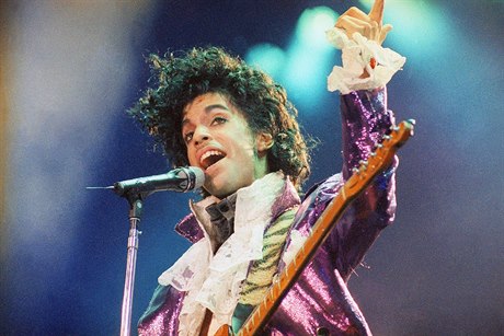 Prince zemel ve vku 57 let.