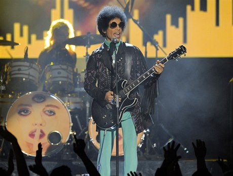 Takto vypadal Prince, když koncertoval v roce 2013.