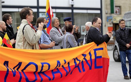 Na protest pilo s moravskými vlajkami a dalími symboly zhruba 100 lidí