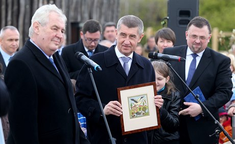 Zeman a Babi v apím hnízd.