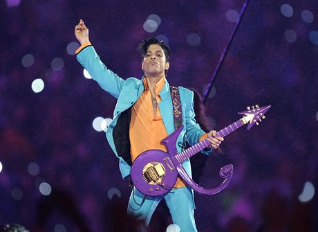 Prince bhem vystoupení na Superbowlu v roce 2007.