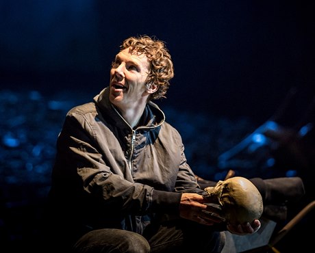 Benedict Cumberbatch jako Hamlet v londýnském Barbican Theatre.