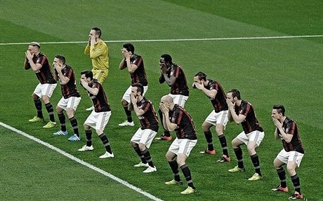 Fotbalisté AC Milán tancují haku jako součást reklamy na Niveu.
