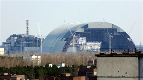 Černobylský sarkofág, jenž má zakonzervovat jaderný reaktor.