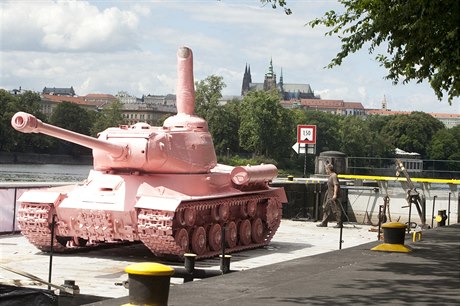 Růžový tank se opět stěhuje do Prahy