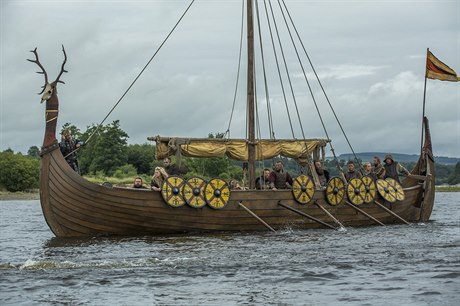 Vikingská lo se zavenými títy na boku.