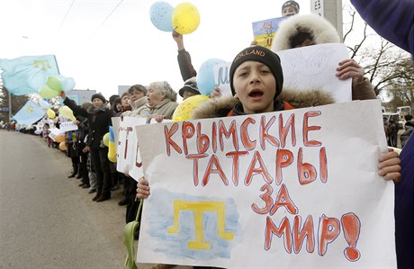 Krymtí Tatai za mír! Proukrajinská demonstrace na Krymu (archivní snímek z...