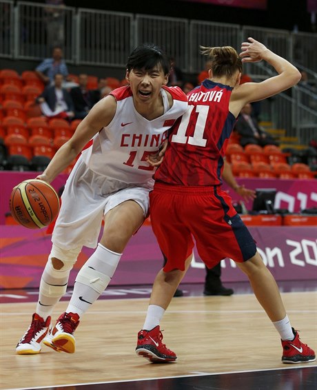 Basketbal: esko - ína (Elhotová vpravo)