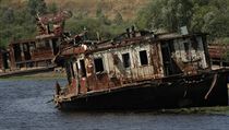 Torza nákladních lodí v přístavu Černobyl. k nim je vstup zakázán