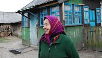 Paní Vera před hotelem. Vera žije v obci Tužar, přímo na hranici černobylské...