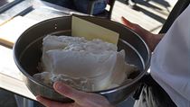 Nadýchaná šlehačka tvoří spolu s vanilkovým krémem náplň slavného dezertu.