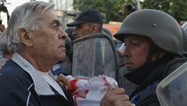 Tváří v tvář. Střet demonstranta s policistou v rámci masových protivládních...